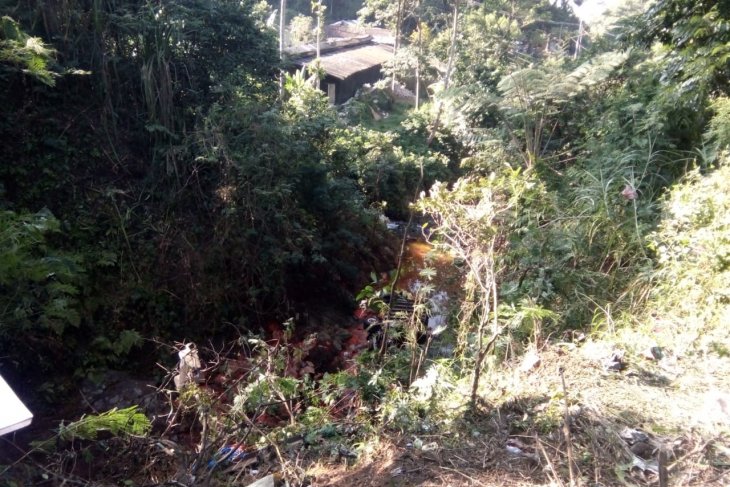 Diduga supir mengantuk, truk masuk jurang sedalam 30 meter