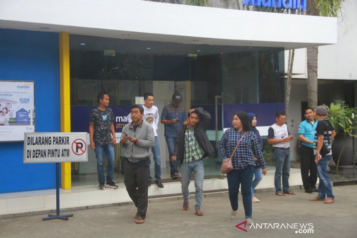 Nasabah Antre Di ATM Bank Mandiri