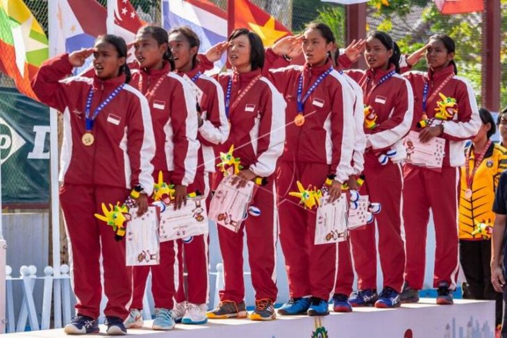 Medali emas tim tenis putri Indonesia