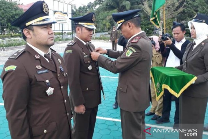 Dua jaksa Kejari Kutim dapat penghargaan saat upacara HBA Ke-59