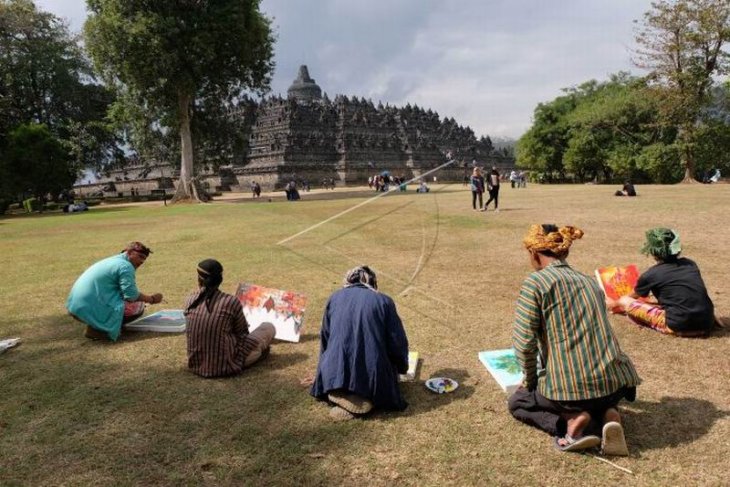Melukis candi Borobudur