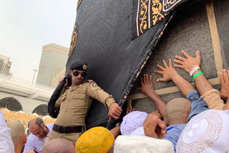 Pada batas kebanggaan mencium Hajar Aswad