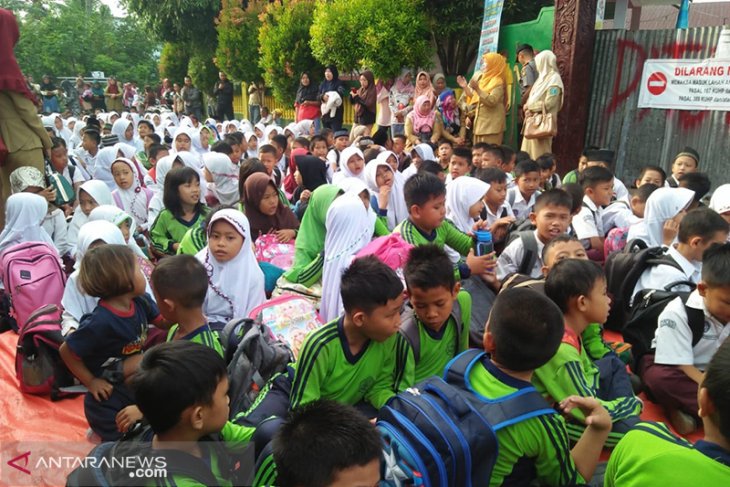 Penyegelan SDN 62 kota, preseden buruk bagi pemenuhan hak-hak dasar anak