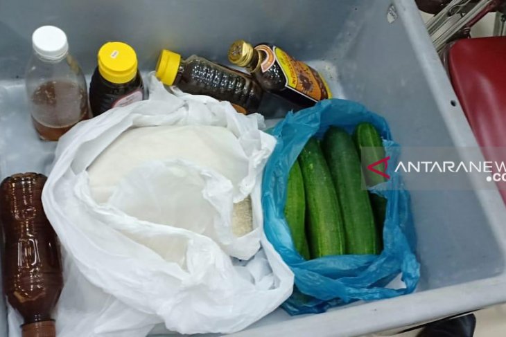 Petugas haji sita beras bawaan jamaah
