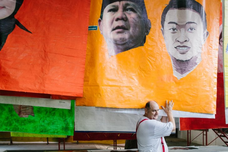 Austrian artist to exhibit works made from election campaign banners
