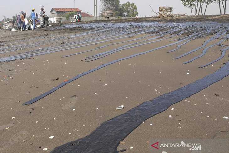 Penanganan tumpahan minyak mentah di pesisir laut Karawang 