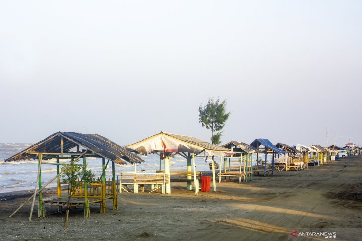 Penutupan wisata pantai di Karawang