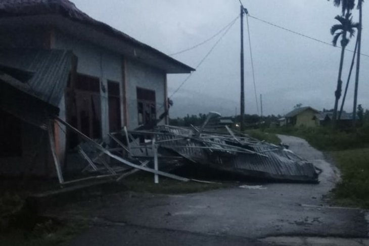 Puting beliung hantam empat atap bangunan di Aceh Tenggara