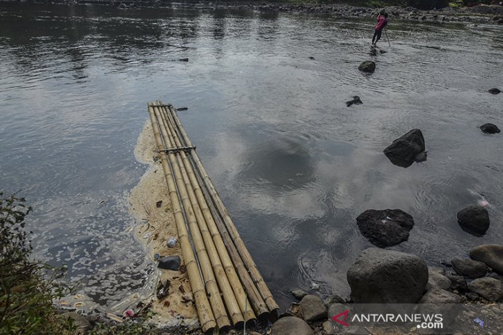 Sungai Ciwulan tercemar limbah 