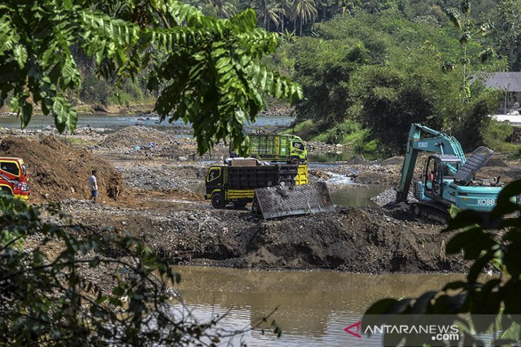 Tambang pasir di sungai Ciwulan