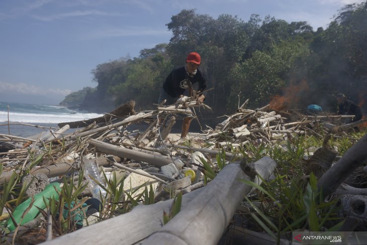 Bakar sampah di Pantai Jung Pakis