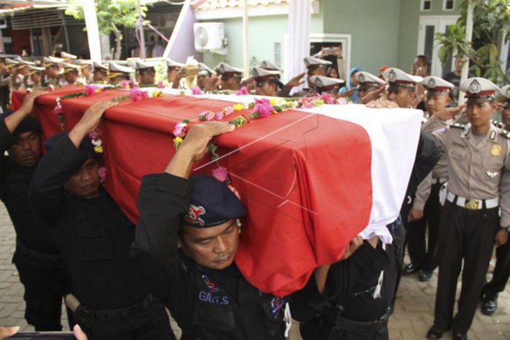 Pemakaman polisi yang ditembak rekannya