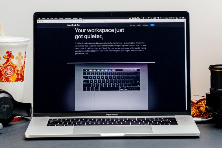 Apple sarankan lepas penutup kamera sebelum menutup laptop