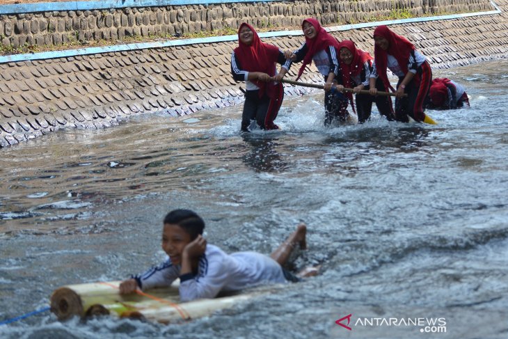 Balap bajak kali di Jombang