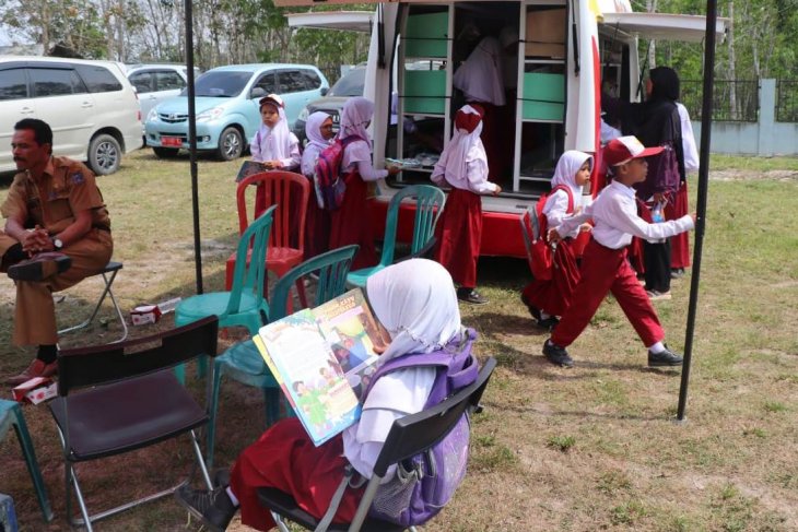 Roadshow gerakan membaca melalui mendongeng di Desa Terjun Gajah Tanjabbar