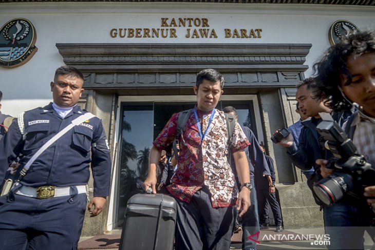 Penggeledahan ruang kerja Iwa Karniwa 