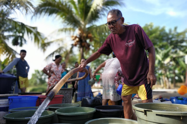 Dinas PUPR salurkan bantuan air bersih kepada warga Kayong Utara