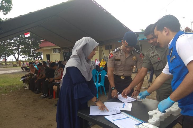 12 pasangan calon pengantin anggota Brimob Polda Malut tes urine
