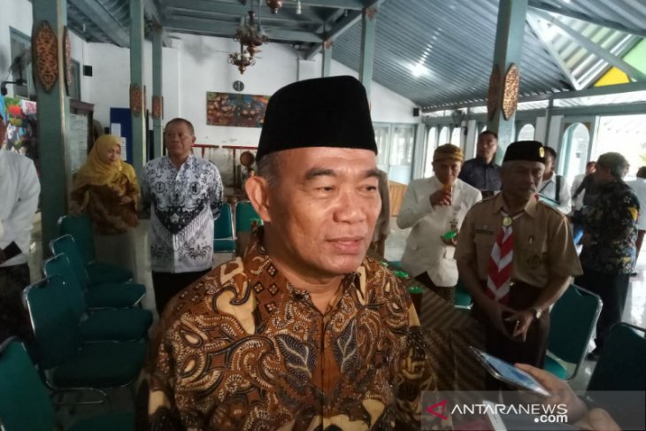 Mendikbud: usia pensiun guru bukan diperpanjang