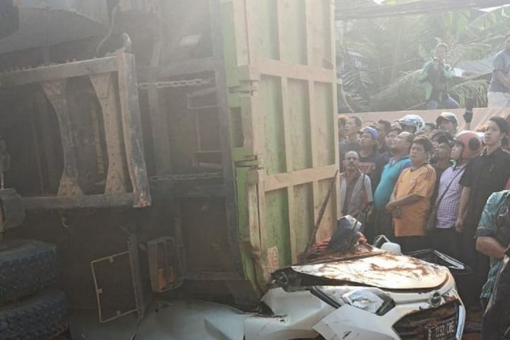Tragis, empat orang tewas tertimpa truk bermuatan tanah
