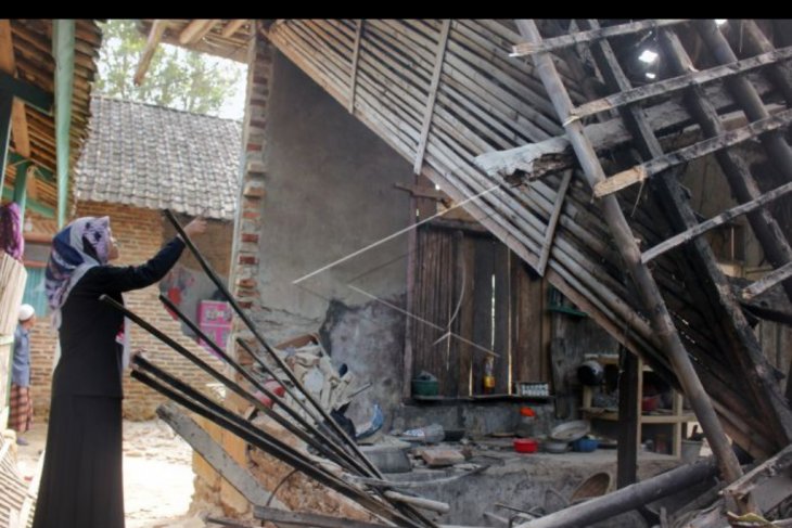 Rumah rusak akibat gempa Banten