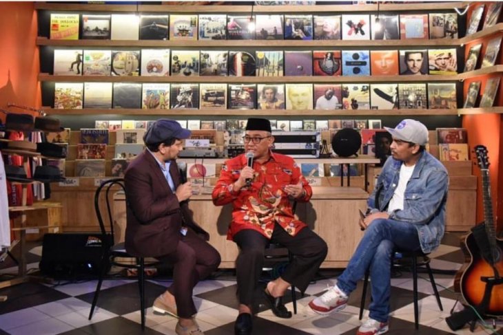 Trio Lestari siap menyanyikan lagu