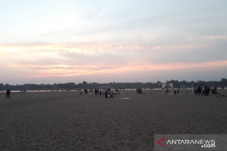 Tinggi muka air Sungai Batanghari terus menurun, muncul dataran pasir