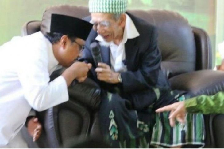 Gus Ipul: Mbah Moen selalu terdepan menghormati perbedaan