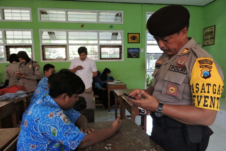 Puluhan gadget milik pelajar Situbondo simpan video porno