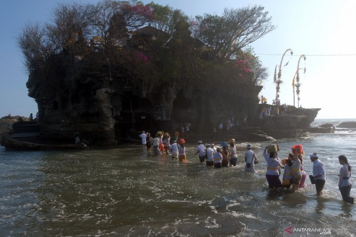 Turis ke Tanah Lot turun pada libur akhir tahun 2019 (video)