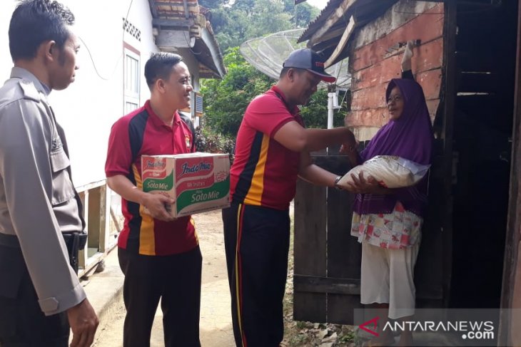 Polsek Mentok salurkan bantuan sembako untuk warga miskin