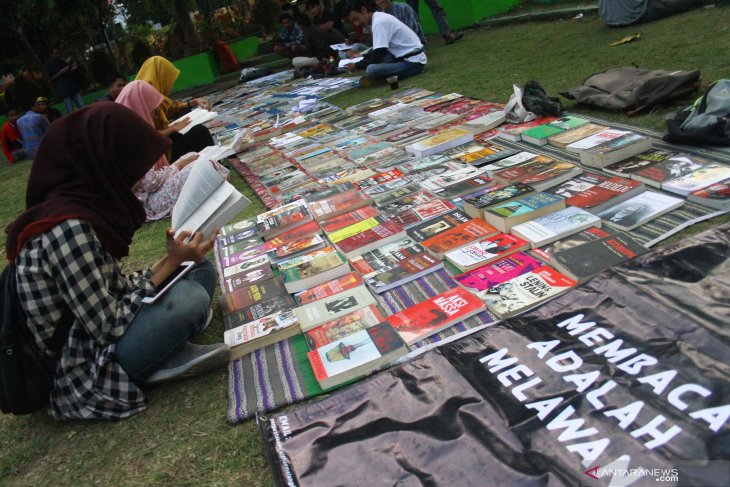 Solidaritas razia buku di Malang