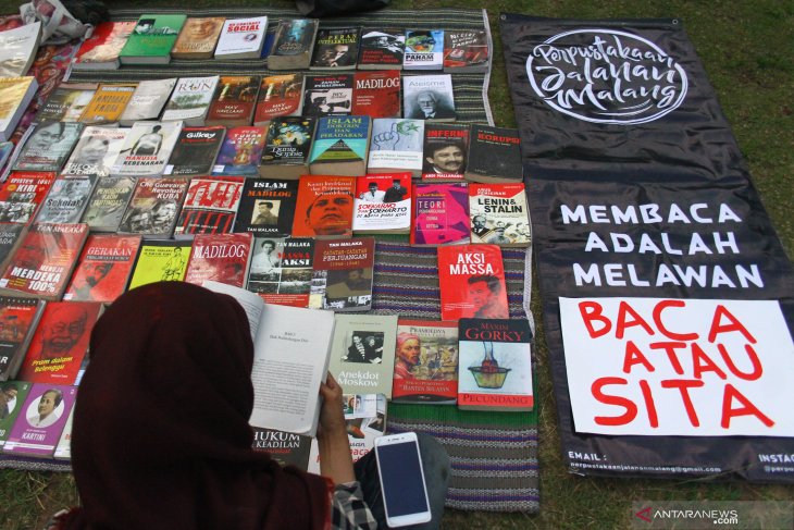 Solidaritas razia buku di Malang