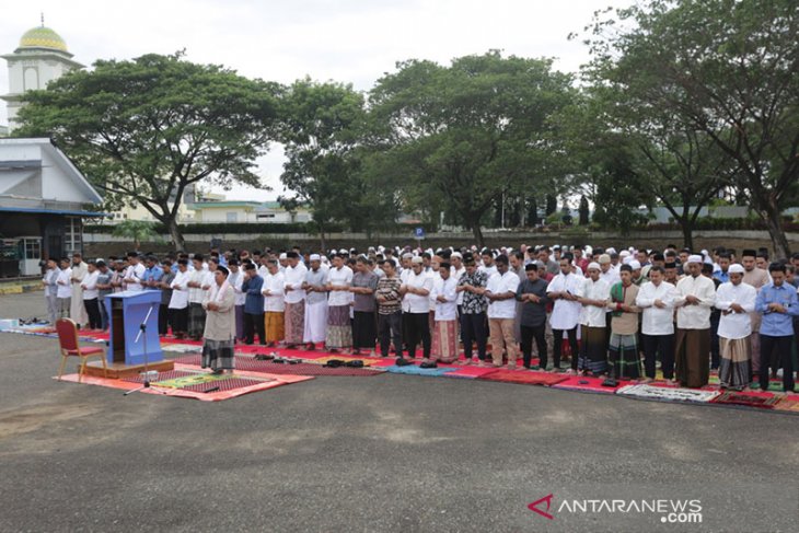 Operasional penerbangan ditunda, otoritas Bandara SIM gelar shalat Idul Adha