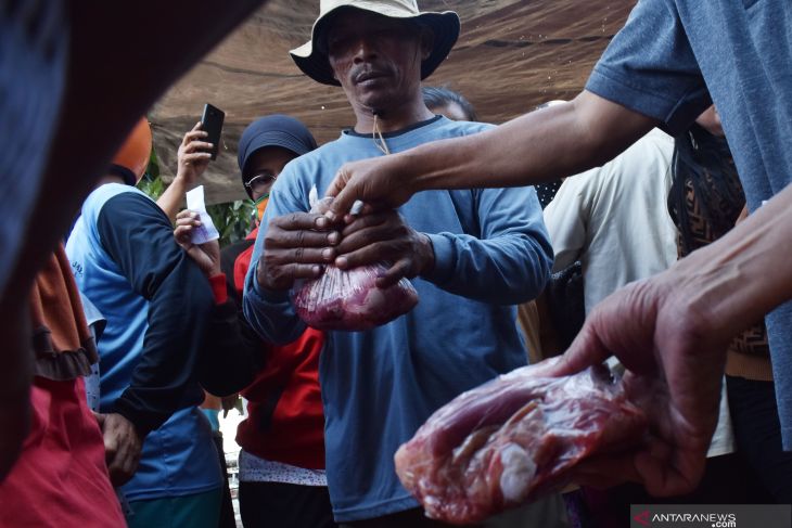 Pembagian daging kurban di Madiun