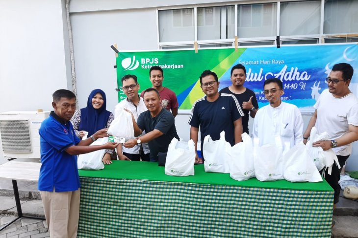 BPJS Ketenagakerjaan bagikan daging kurban