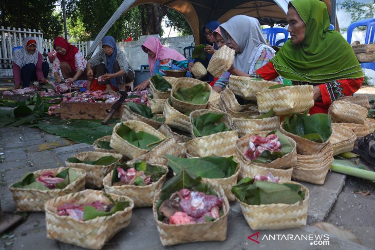 Kemas daging kurban dengan besek