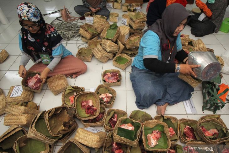 Pembagian Daging Kurban Masjid Al Akbar