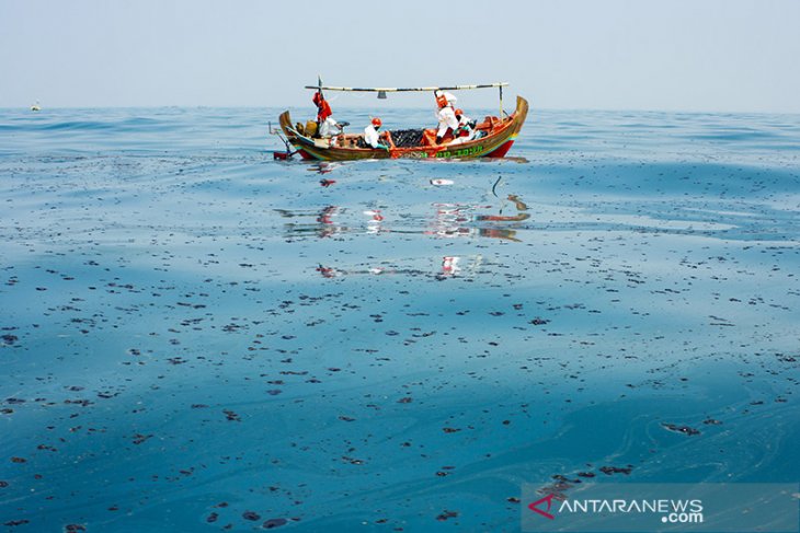 Penanganan Tumpahan Minyak Mentah di Laut Karawang
