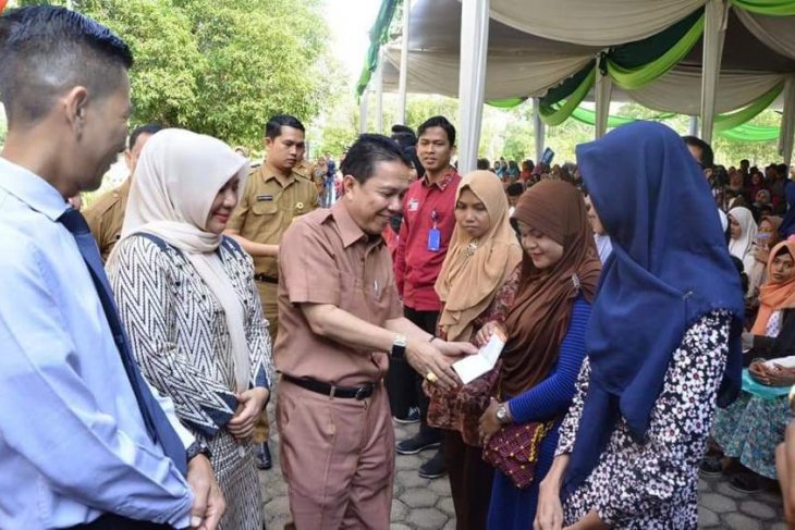 Syahirsah serahkan buku tabungan bagi penerima Program Keluarga Harapan