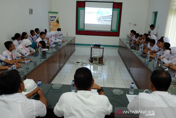 Peserta SMN dengarkan pengolahan kelapa sawit di pabrik PTPN IV