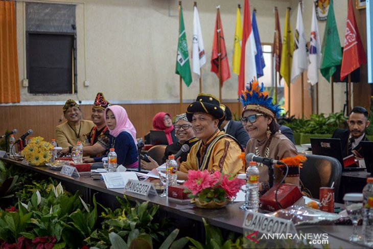 Rapat Pleno Gunakan Baju Adat