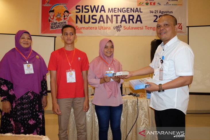 Pembagian buku kepada siswa SMN PTPN IV