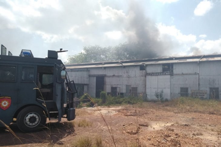 Gudang bekas milik PT Koba Tin di Kabupaten Bangka Tengah terbakar