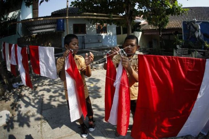 Aksi mencuci bendera Merah Putih