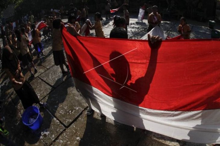 Aksi mencuci bendera Merah Putih