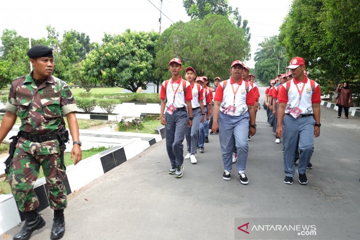 Peserta  SMN Sulteng belajar baris berbaris