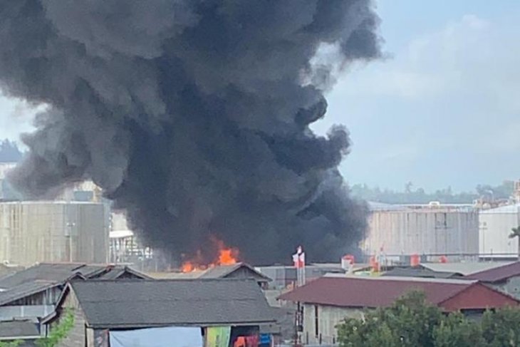 Kepulan asap hitam pekat di areal Pertamina Balikpapan