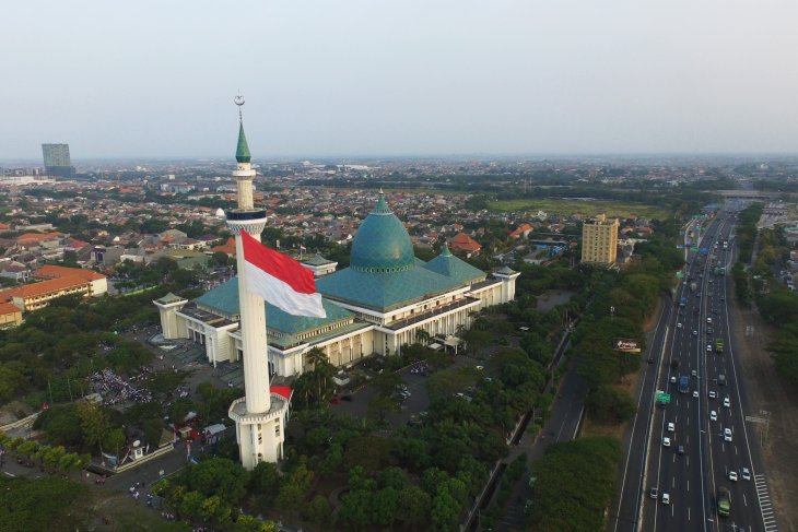 Pengibaran Bendera Merah Putih super Akbar