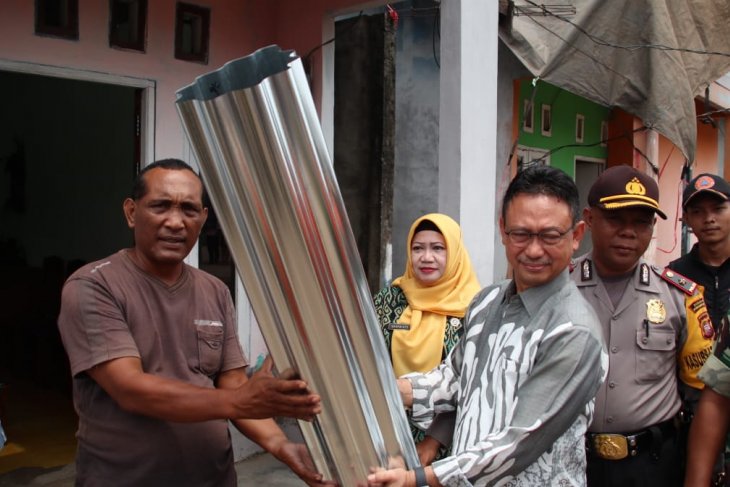 Pemkot Pontianak memberikan bantuan seng kepada 53 korban puting beliung
